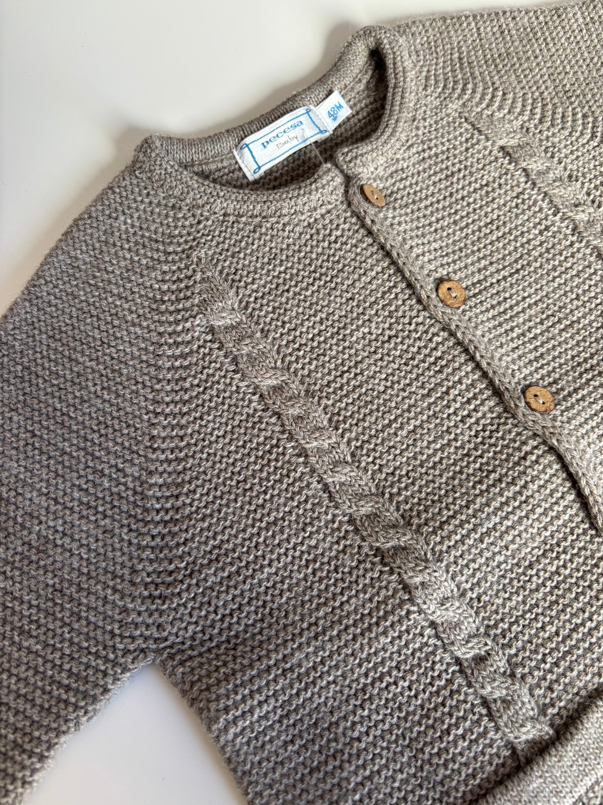 Rebeca lana arena con botones