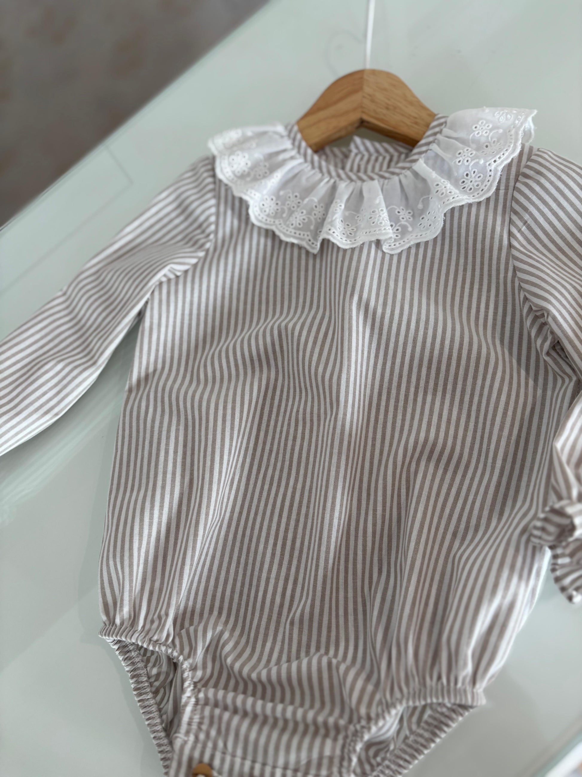 Pelele rayas cuello calado