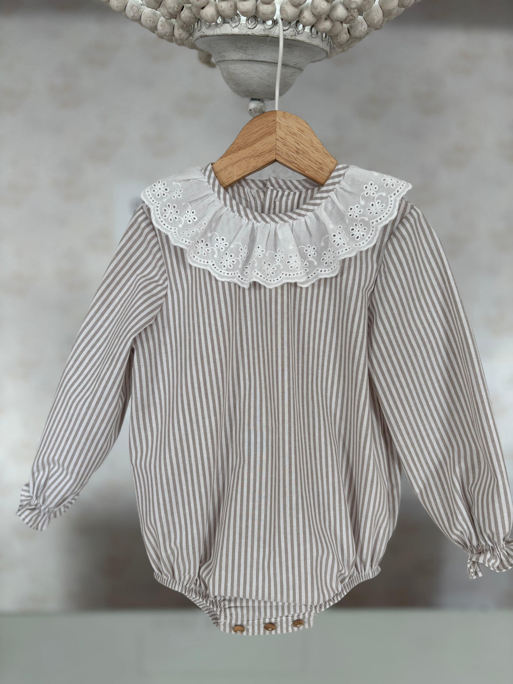 Pelele rayas cuello calado