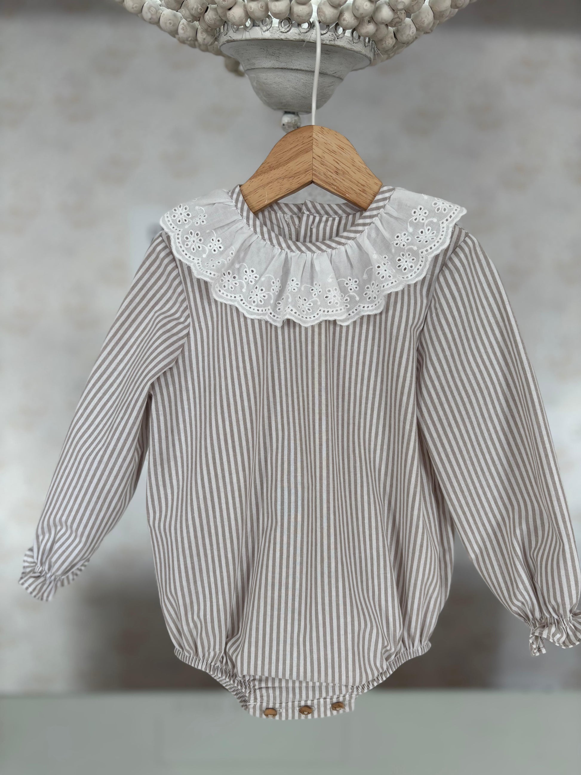 Pelele rayas cuello calado