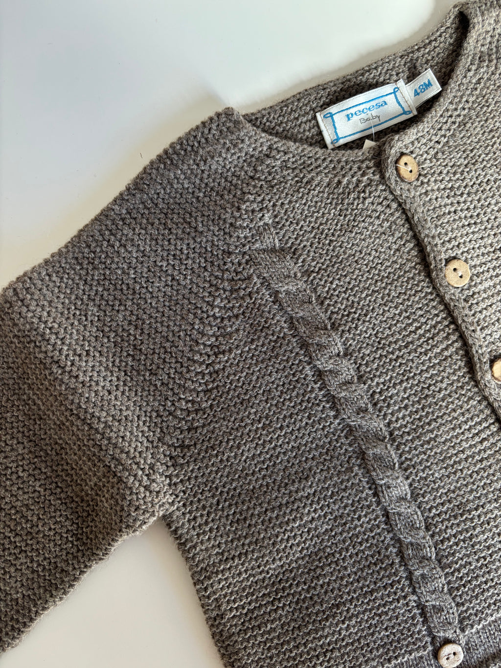 Rebeca lana arena con botones