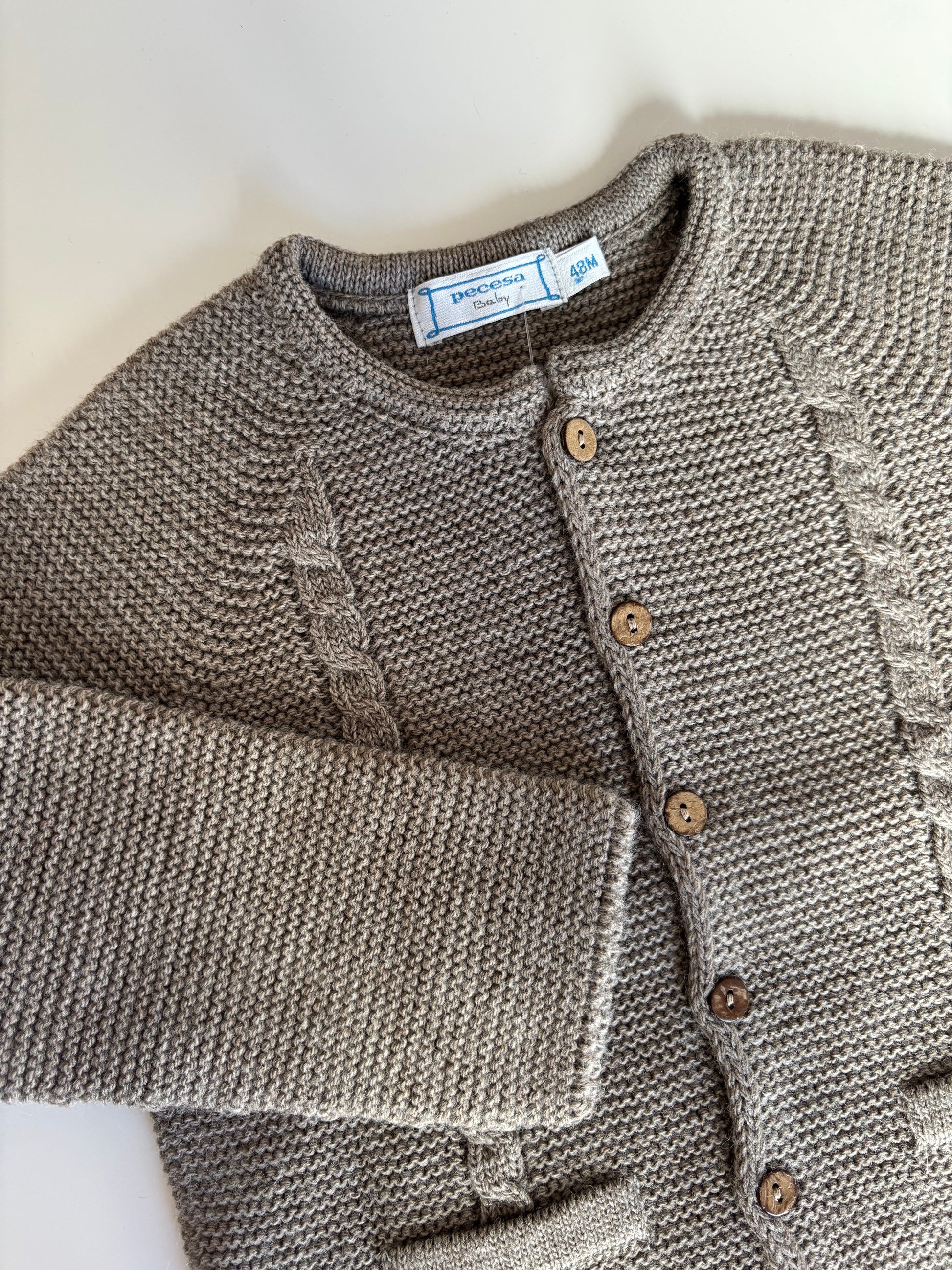 Rebeca lana arena con botones