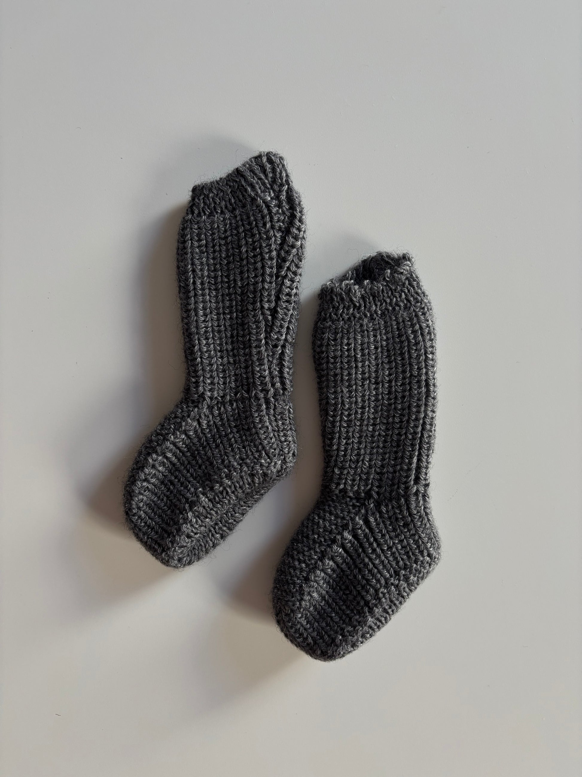 Botitas de lana gris oscuro