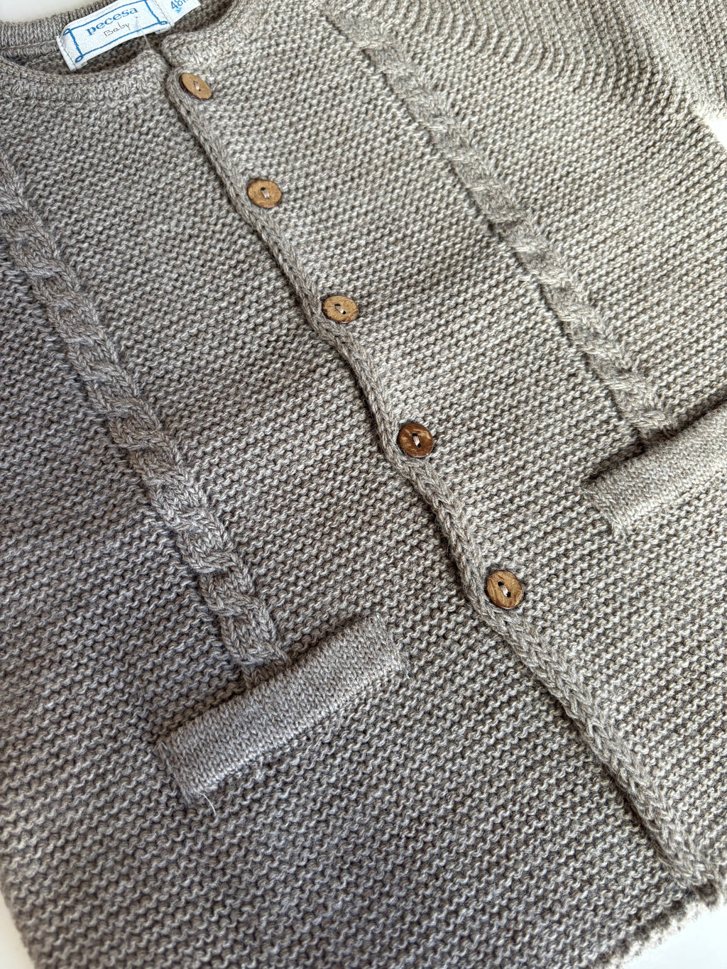 Rebeca lana arena con botones