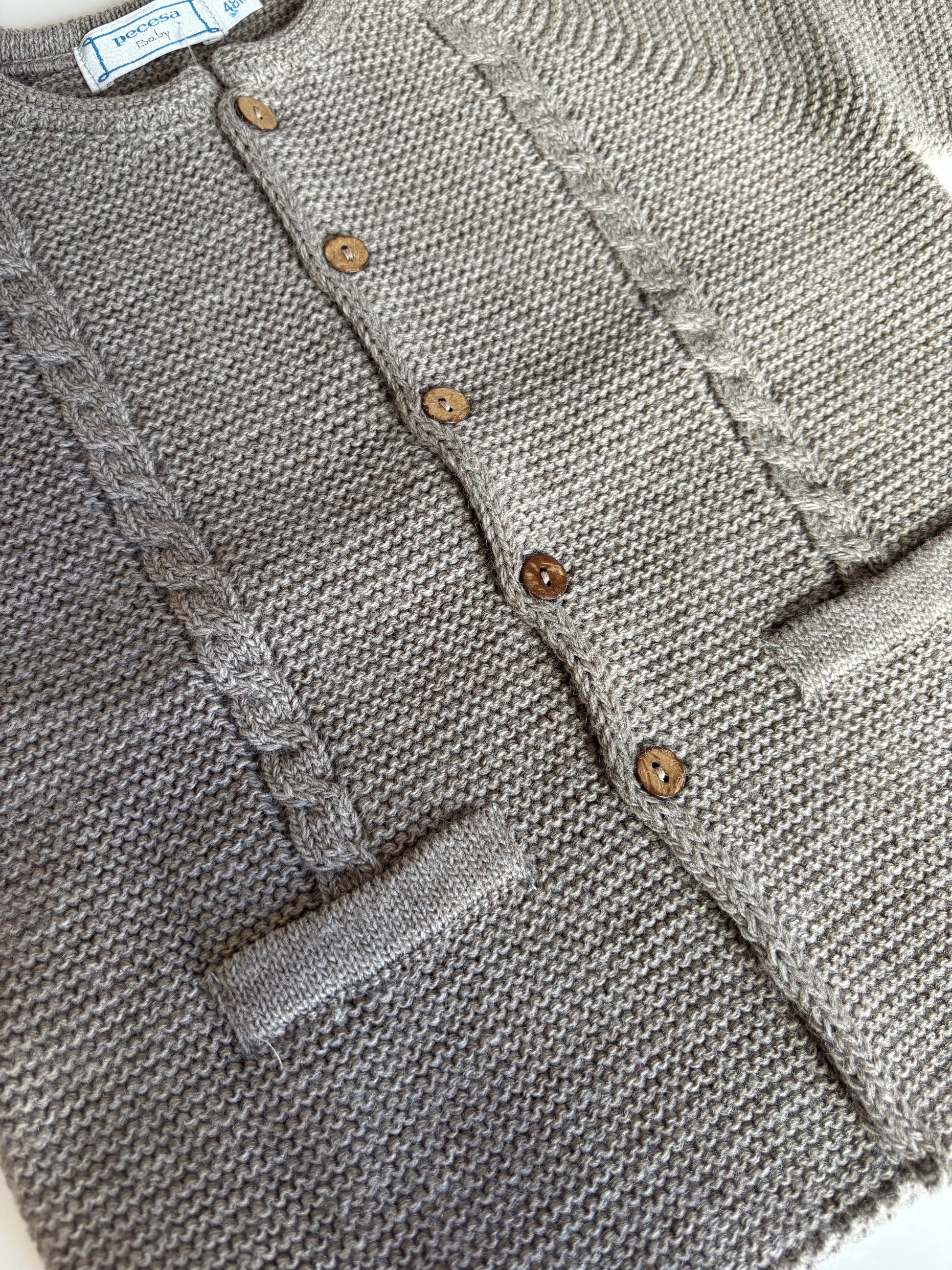 Rebeca lana arena con botones