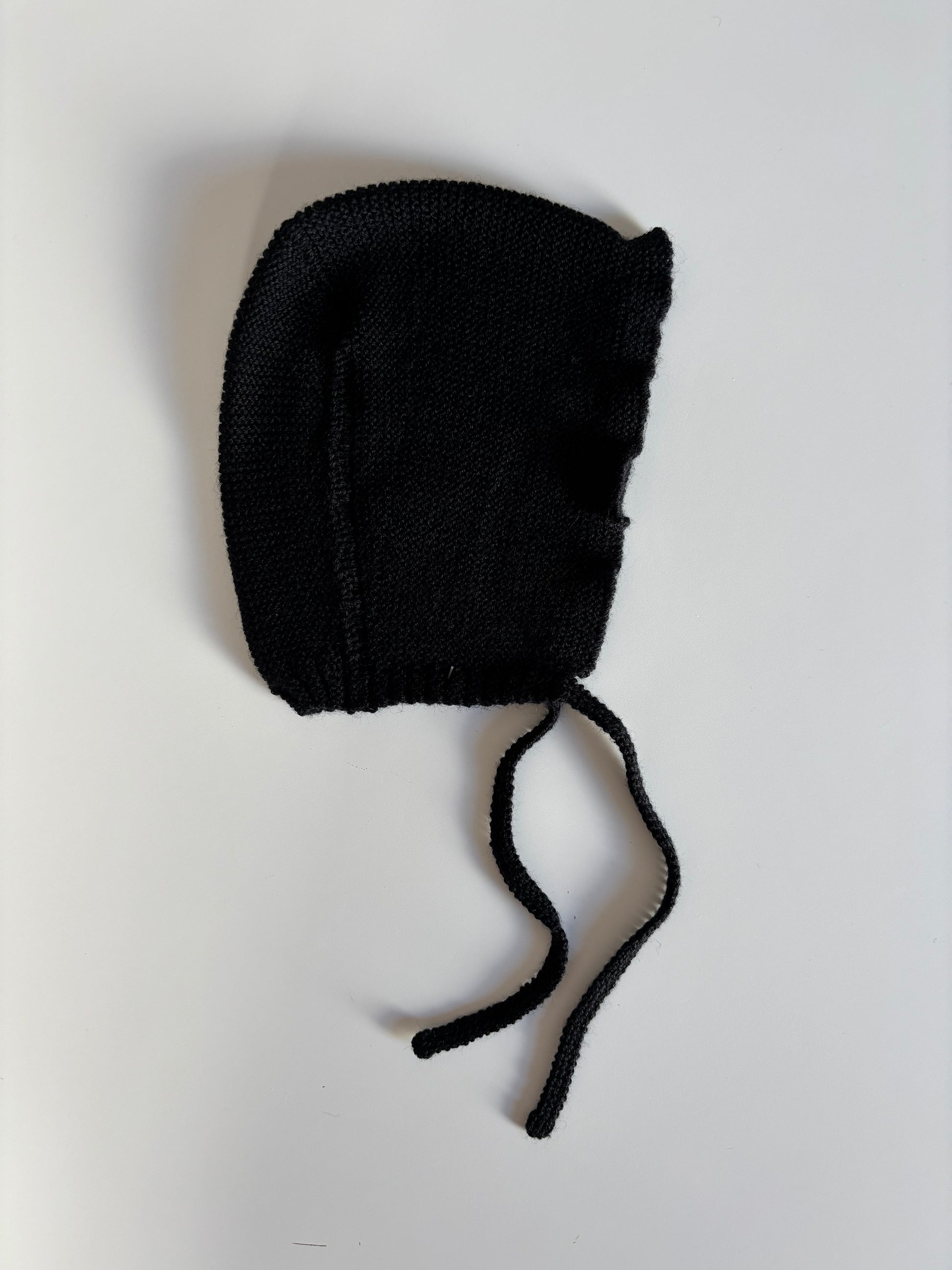 Capota de lana negra
