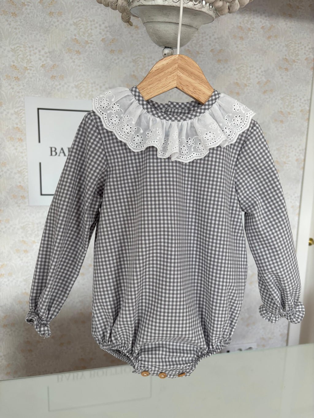 Pelele cuadros cuello calado