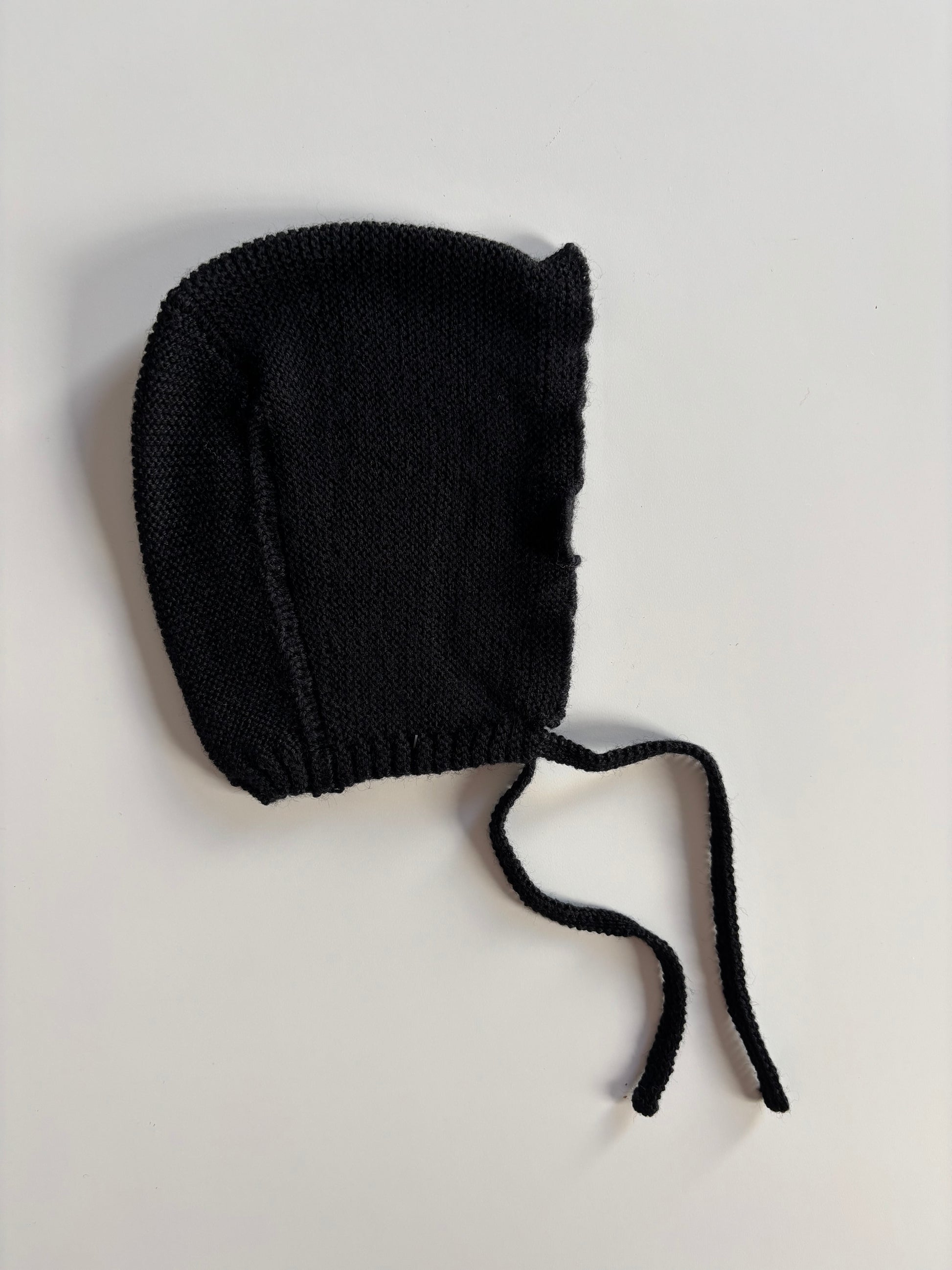 Capota de lana negra