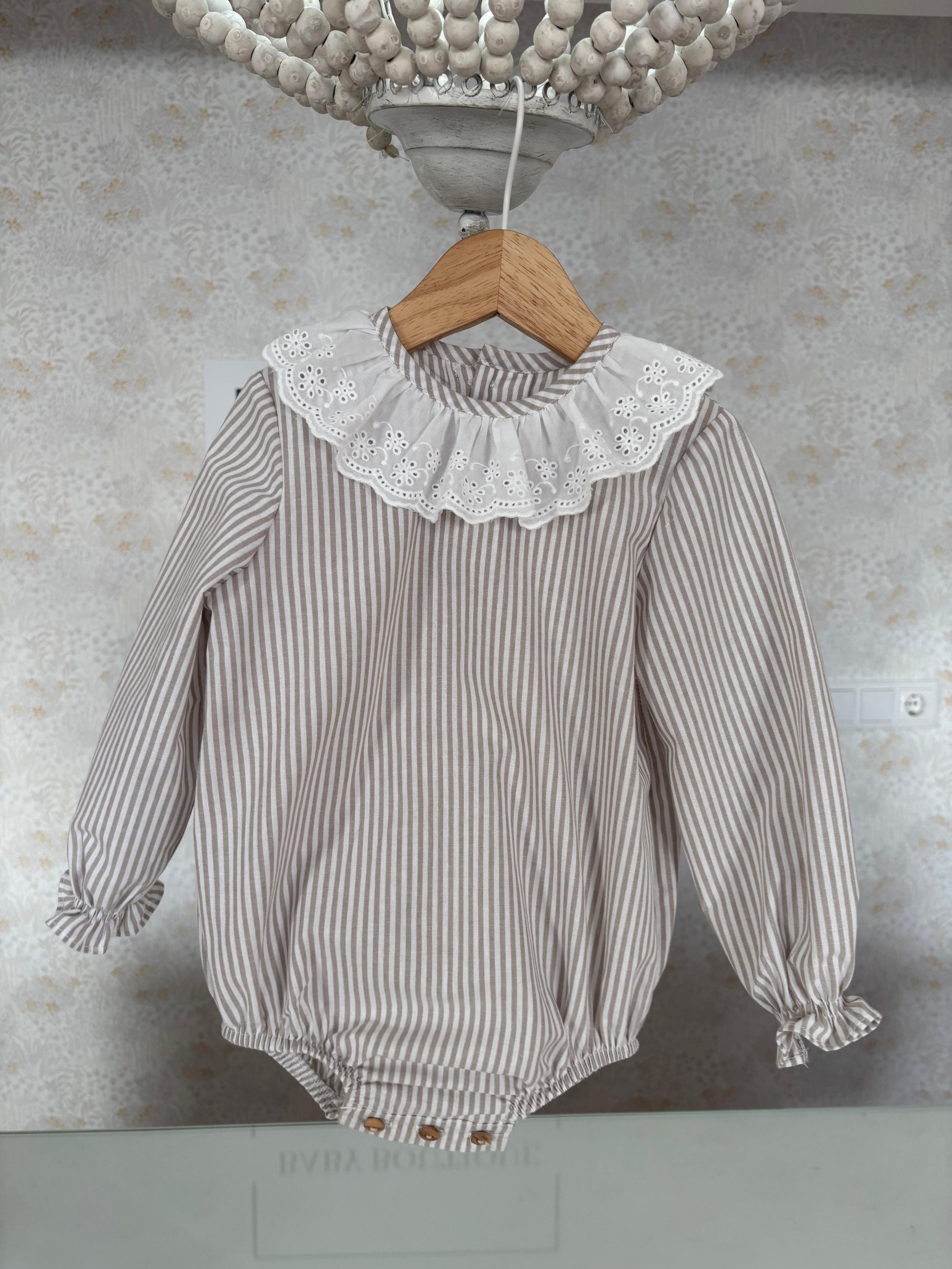 Pelele rayas cuello calado