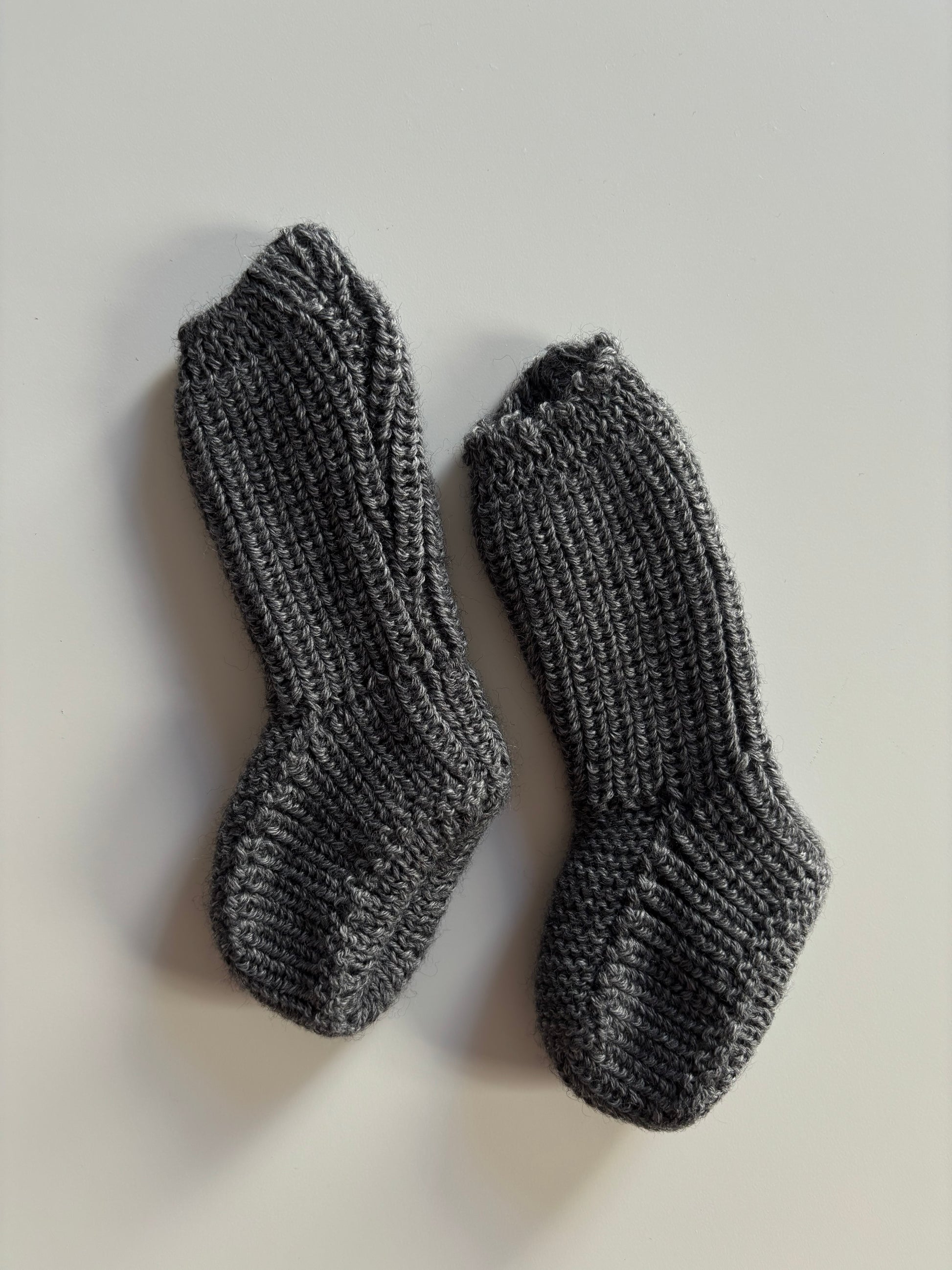 Botitas de lana gris oscuro