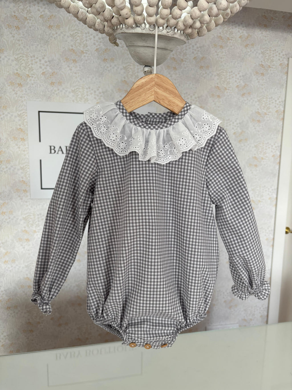 Pelele cuadros cuello calado