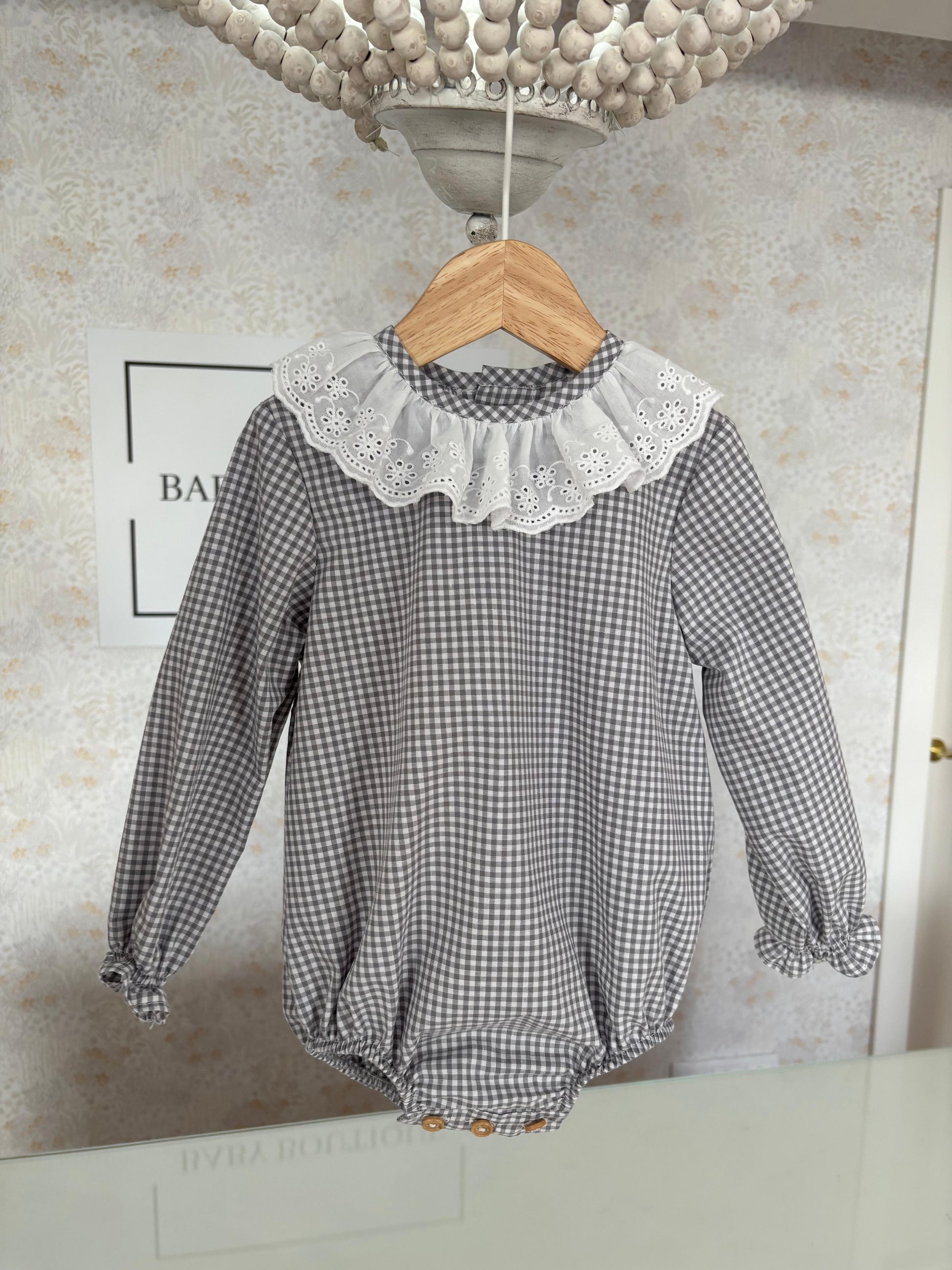 Pelele cuadros cuello calado