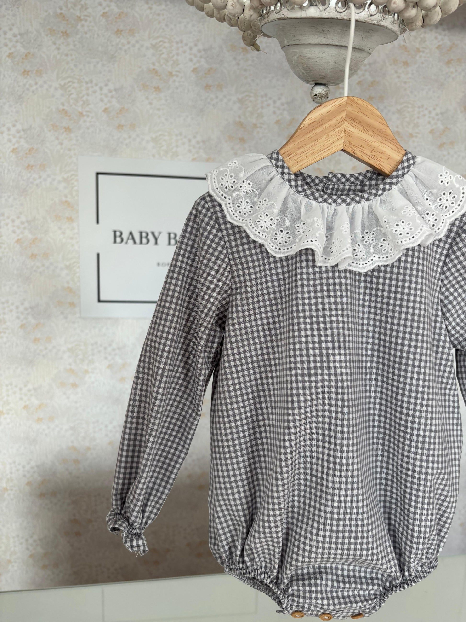 Pelele cuadros cuello calado